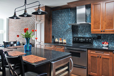 モントリオールにあるトラディショナルスタイルのおしゃれなアイランドキッチン (落し込みパネル扉のキャビネット、濃色木目調キャビネット、青いキッチンパネル、モザイクタイルのキッチンパネル) の写真