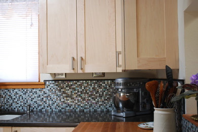 Diseño de cocina contemporánea de tamaño medio con encimera de madera y salpicadero de azulejos de vidrio