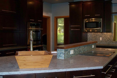 Inspiration for a contemporary kitchen in Huntington.