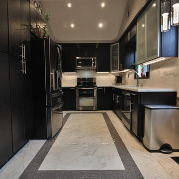 DRB Homes and Design: Black & White Kitchen