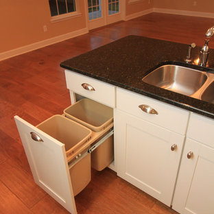 Offene Urige Küche in L-Form mit Unterbauwaschbecken, Schrankfronten im Shaker-Stil, gelben Schränken, Granit-Arbeitsplatte, Küchenrückwand in Beige, Rückwand aus Keramikfliesen und Küchengeräten aus Edelstahl in Jacksonville