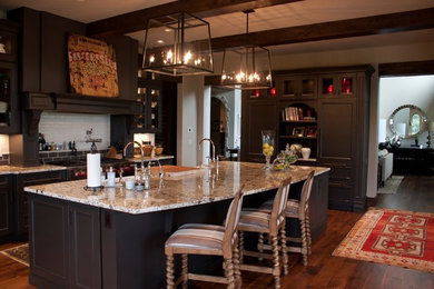 Inspiration for a classic kitchen in Milwaukee.