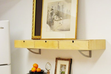 Foto di una cucina chic con lavello sottopiano, ante lisce, ante arancioni, top in laminato, paraspruzzi bianco, pavimento in gres porcellanato e penisola