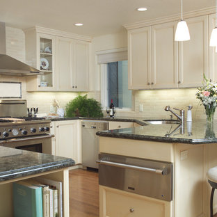 Esempio di una cucina ad U classica con ante con riquadro incassato, elettrodomestici in acciaio inossidabile, top in granito, lavello sottopiano, ante beige, paraspruzzi beige e paraspruzzi con piastrelle diamantate