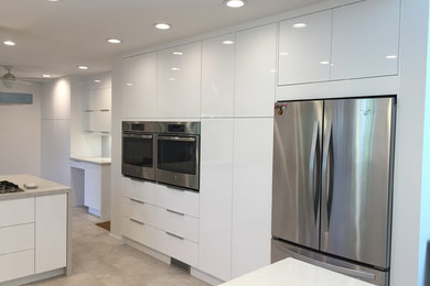 Example of a trendy kitchen design in Los Angeles