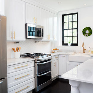 Foto di una cucina parallela classica con ante bianche, top in quarzite, paraspruzzi bianco, paraspruzzi con piastrelle diamantate, elettrodomestici in acciaio inossidabile, pavimento in legno verniciato, ante in stile shaker, lavello stile country e pavimento nero