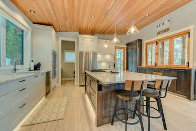 Mid-sized transitional u-shaped eat-in kitchen photo in Vancouver