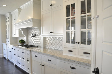 Foto på ett stort amerikanskt kök och matrum, med luckor med glaspanel, vita skåp, granitbänkskiva, vitt stänkskydd, stänkskydd i keramik, rostfria vitvaror, mörkt trägolv och en köksö