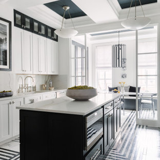 Ispirazione per una cucina parallela minimal con lavello sottopiano, ante in stile shaker, ante bianche, paraspruzzi bianco, elettrodomestici in acciaio inossidabile, isola, pavimento multicolore, top bianco e soffitto a cassettoni