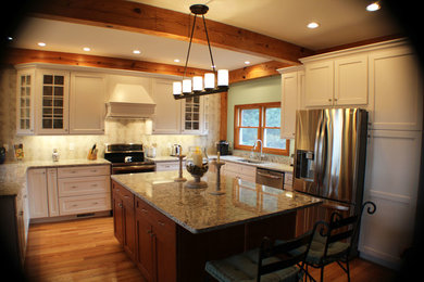 他の地域にある高級な広いトラディショナルスタイルのおしゃれなキッチン (ダブルシンク、落し込みパネル扉のキャビネット、白いキャビネット、白いキッチンパネル、シルバーの調理設備、無垢フローリング、茶色い床) の写真