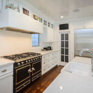 Foto di una grande cucina country con lavello stile country, ante in stile shaker, ante bianche, top in quarzite, paraspruzzi bianco, paraspruzzi con piastrelle in ceramica, elettrodomestici in acciaio inossidabile e pavimento in legno massello medio