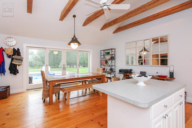 Esempio di una grande cucina con ante bianche, pavimento in legno massello medio e top grigio