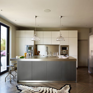 Esempio di un cucina con isola centrale design