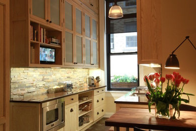 Exempel på ett mellanstort klassiskt kök, med luckor med glaspanel, skåp i ljust trä, flerfärgad stänkskydd, rostfria vitvaror, klinkergolv i terrakotta, stänkskydd i stenkakel, en undermonterad diskho och bänkskiva i koppar