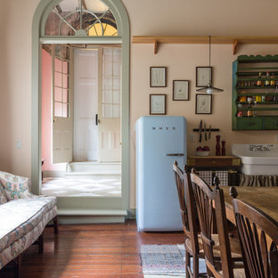 Immagine di una cucina shabby-chic style con lavello stile country, ante verdi, elettrodomestici colorati, parquet scuro e nessuna isola