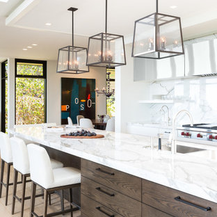 Idee per una grande cucina a L design con lavello sottopiano, ante in stile shaker, top in marmo, paraspruzzi bianco, paraspruzzi in lastra di pietra, elettrodomestici in acciaio inossidabile, parquet chiaro e pavimento beige