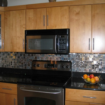 Eden Mosaic Tile installations: Cobble Stainless Steel With Silver Glass Tile