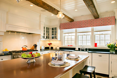 Exempel på ett mellanstort maritimt kök, med en rustik diskho, luckor med infälld panel, vita skåp, bänkskiva i kvarts, vitt stänkskydd, stänkskydd i trä, rostfria vitvaror och en köksö