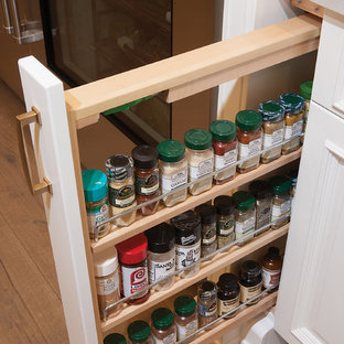 Foto de cocina en L, tradicional, grande, con despensa, fregadero sobremueble, armarios con paneles con relieve, puertas de armario blancas, encimera de madera, salpicadero multicolor, electrodomésticos de colores, suelo de madera en tonos medios, dos o más islas, suelo marrón y encimeras marrones