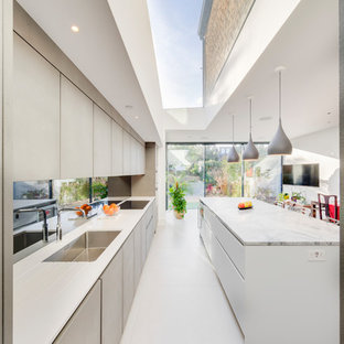 Idee per una cucina moderna di medie dimensioni con ante lisce, ante grigie, paraspruzzi a specchio, elettrodomestici in acciaio inossidabile, pavimento bianco e top bianco