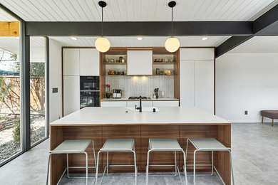 На фото: кухня в современном стиле с монолитной мойкой и полом из линолеума