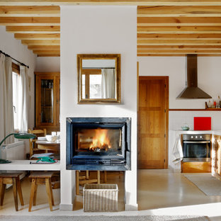 Foto de cocina en L, rústica, de tamaño medio, abierta, sin isla, con salpicadero blanco, salpicadero de azulejos de cerámica y electrodomésticos de acero inoxidable