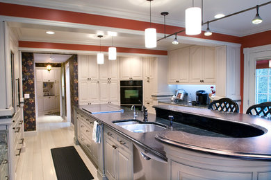 Esempio di una grande cucina design con lavello a doppia vasca, ante bianche, top in granito, paraspruzzi bianco, elettrodomestici neri, ante lisce e parquet chiaro