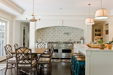 Große Klassische Wohnküche mit Rückwand aus Keramikfliesen, Küchengeräten aus Edelstahl und Kücheninsel in Boston