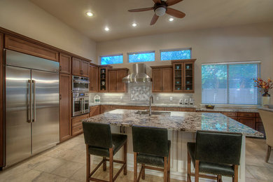フェニックスにある高級な広いトランジショナルスタイルのおしゃれなキッチン (シェーカースタイル扉のキャビネット、茶色いキャビネット) の写真