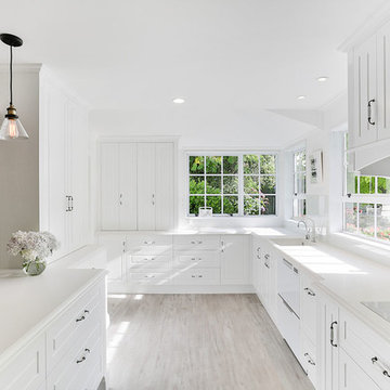 Elegant white country kitchen