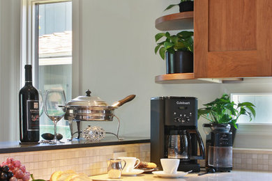 サンディエゴにある高級な中くらいなトラディショナルスタイルのおしゃれなキッチン (シェーカースタイル扉のキャビネット、大理石カウンター、石タイルのキッチンパネル、パネルと同色の調理設備) の写真