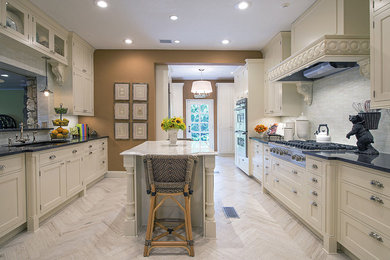 Kitchen - traditional kitchen idea in Austin with an island