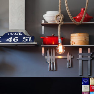 Kleine Industrial Wohnküche in U-Form mit Doppelwaschbecken, Kassettenfronten, schwarzen Schränken, Arbeitsplatte aus Holz, Küchenrückwand in Schwarz, Küchengeräten aus Edelstahl, Betonboden und Kücheninsel in Melbourne