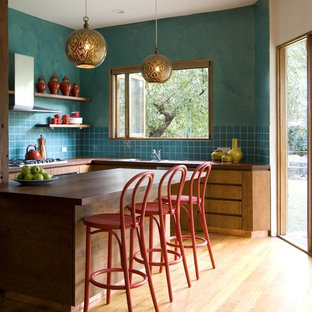 Idee per una grande cucina tradizionale con ante lisce, ante in legno scuro, paraspruzzi blu, lavello sottopiano, top in legno, paraspruzzi con piastrelle in ceramica, elettrodomestici in acciaio inossidabile e parquet chiaro