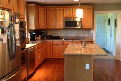 Kitchen - traditional kitchen idea in Burlington