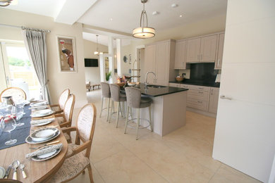 Immagine di una cucina abitabile minimalista con pavimento in gres porcellanato