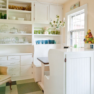 Modelo de cocina comedor romántica con armarios abiertos, puertas de armario blancas y suelo verde