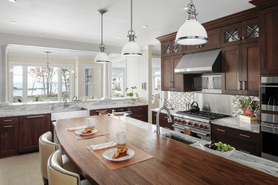 Foto di una grande cucina tradizionale chiusa con ante in stile shaker, ante in legno bruno, paraspruzzi grigio e parquet chiaro