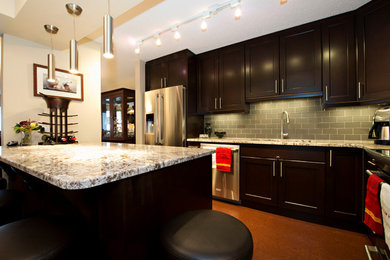 Mittelgroße Moderne Wohnküche in U-Form mit integriertem Waschbecken, Schrankfronten im Shaker-Stil, dunklen Holzschränken, Granit-Arbeitsplatte, Küchenrückwand in Grau, Rückwand aus Keramikfliesen, Küchengeräten aus Edelstahl und Kücheninsel in Edmonton