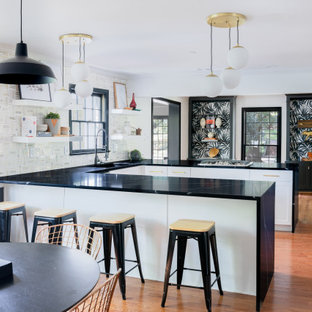 Esempio di una cucina tradizionale con lavello a vasca singola, ante in stile shaker, ante bianche, paraspruzzi multicolore, pavimento in legno massello medio, penisola e top nero