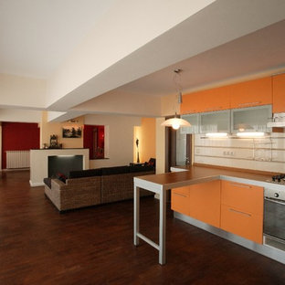 Inspiration pour une cuisine ouverte bohème en L avec un évier 1 bac, un placard à porte plane, des portes de placard oranges, un plan de travail en bois, une crédence beige, une crédence en carreau de céramique, un électroménager en acier inoxydable, un sol en bois foncé et un îlot central.