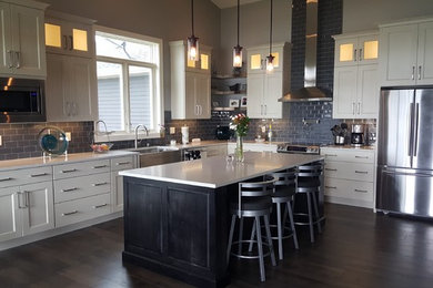 Example of a transitional kitchen design in Chicago
