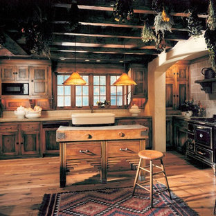 Ejemplo de cocina de estilo de casa de campo con fregadero sobremueble
