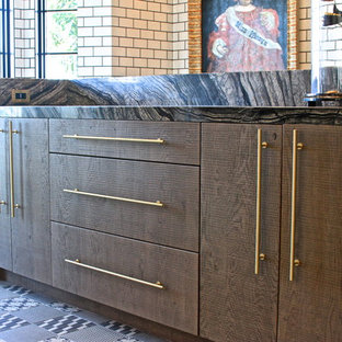 Idee per un'ampia cucina a L boho chic chiusa con lavello sottopiano, ante lisce, ante grigie, top in marmo, paraspruzzi bianco, paraspruzzi con piastrelle diamantate, elettrodomestici neri, pavimento con piastrelle in ceramica e isola