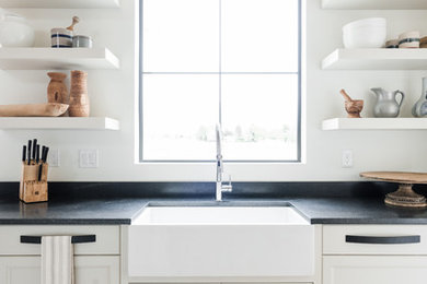 Foto de cocina comedor marinera con fregadero sobremueble y puertas de armario blancas