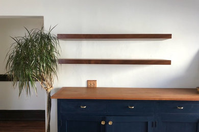 Klassische Wohnküche mit Schrankfronten im Shaker-Stil, Arbeitsplatte aus Holz, blauen Schränken, dunklem Holzboden, braunem Boden und brauner Arbeitsplatte in San Francisco