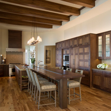 Expansive Lakeside Kitchen