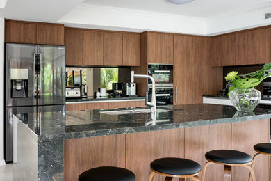 Идея дизайна: большая угловая кухня в стиле неоклассика (современная классика) с обеденным столом и островом