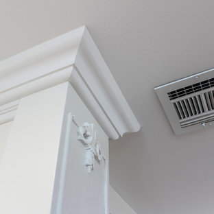 Idées déco pour une grand cuisine ouverte romantique en L avec un évier posé, un placard avec porte à panneau surélevé, des portes de placard blanches, un plan de travail en marbre, un électroménager en acier inoxydable, un sol en carrelage de céramique, un îlot central, une crédence multicolore et une crédence en mosaïque.