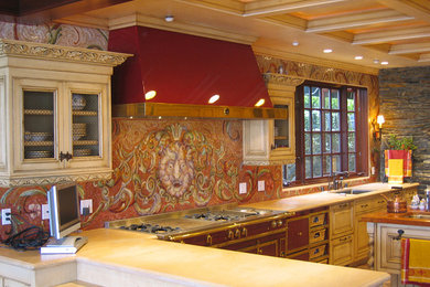 オレンジカウンティにあるラグジュアリーな巨大なトラディショナルスタイルのおしゃれなキッチン (シングルシンク、マルチカラーのキッチンパネル、カラー調理設備) の写真